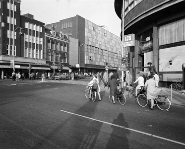 855231 Afbeelding van het verkeer op de hoek van het Vredenburg (voorgrond) en Lange Viestraat te Utrecht.
